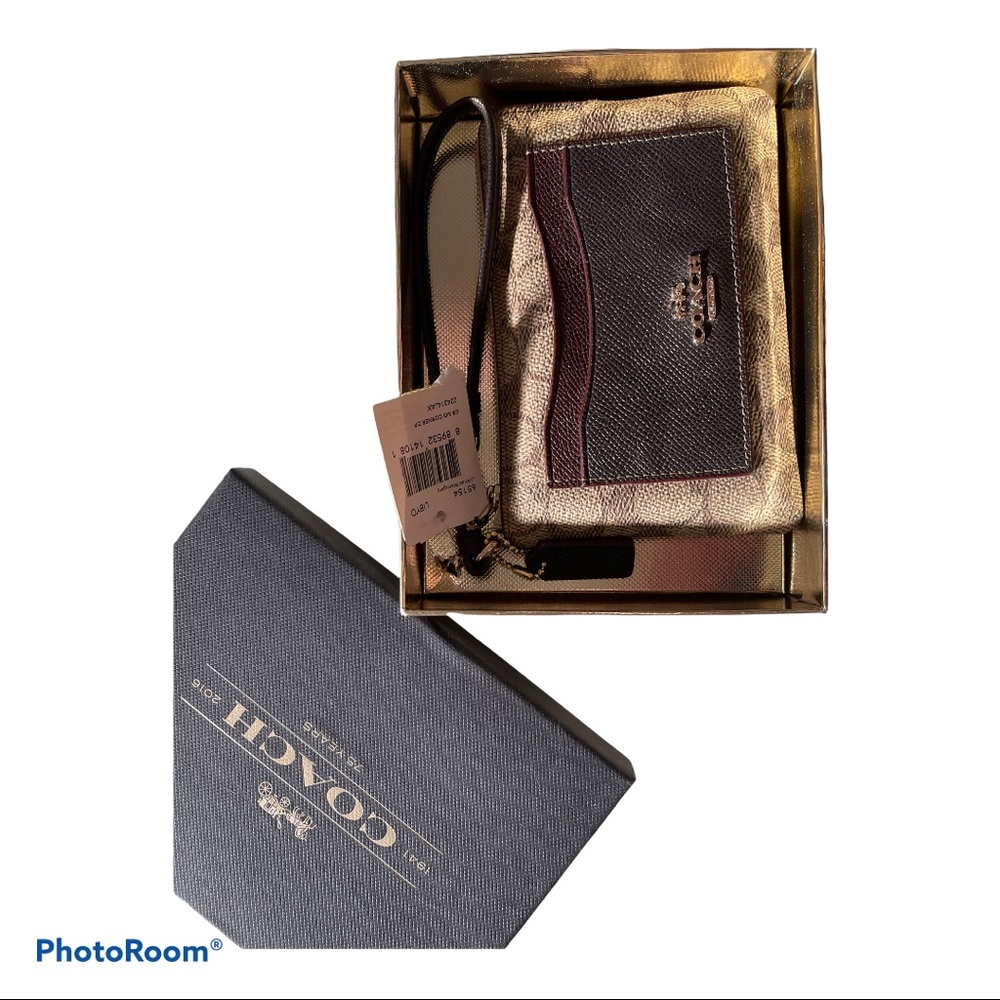 Coach wristlet with tags on